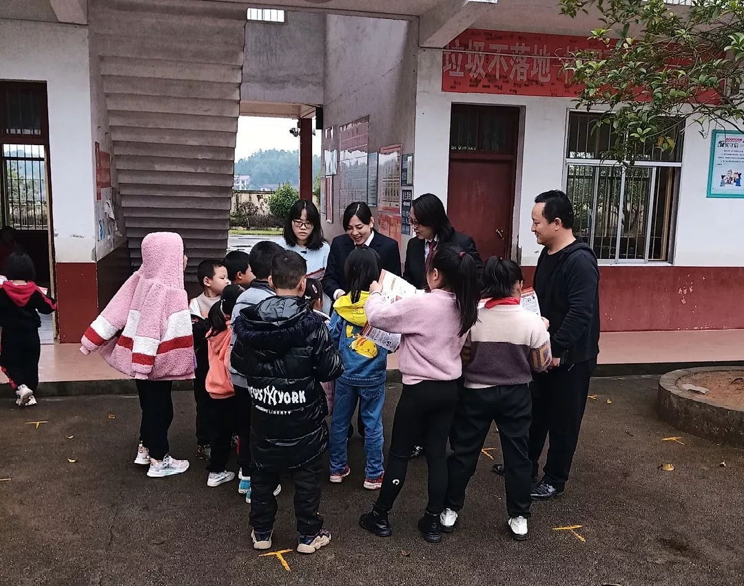 据悉,四个人民法庭的干警共走进五所学校,分别为浦口中学,板杉中学