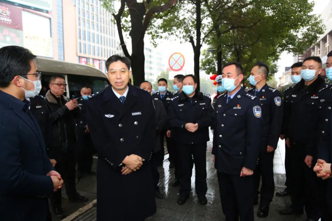 交警一线等执勤点,唐文发同志与坚守工作岗位的执勤民警一一握手问候