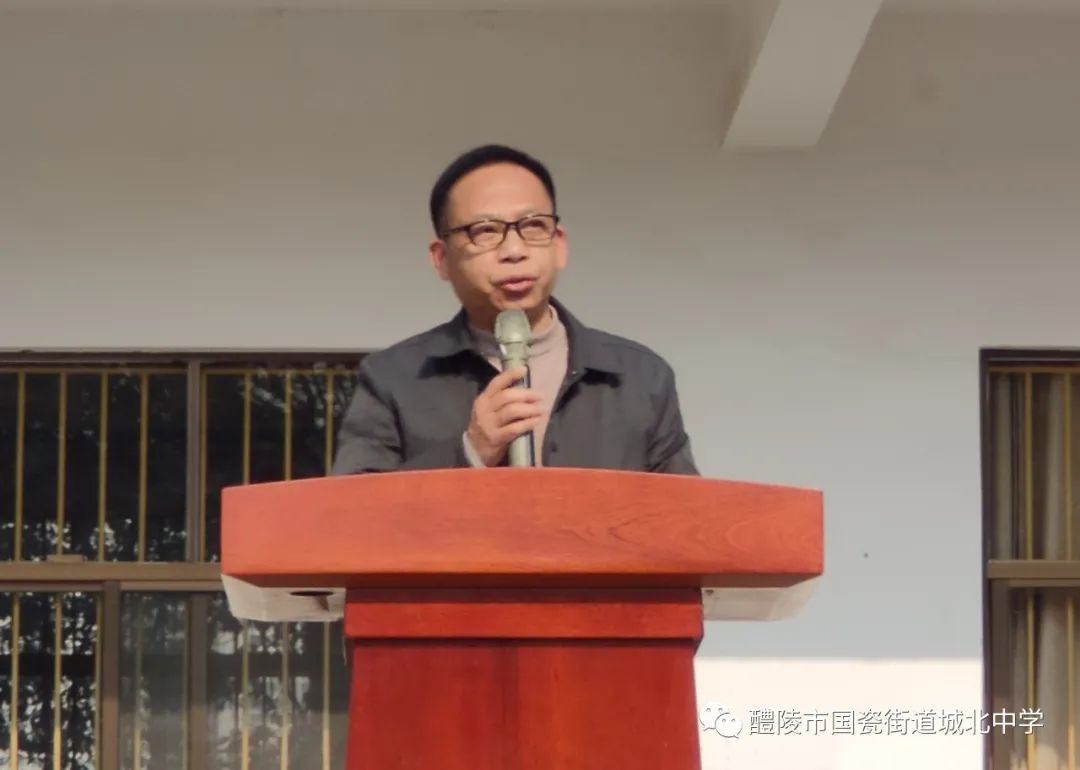 校长宣读获奖名单开学典礼在热烈的掌声和礼炮声中圆满落幕,城北中学